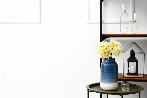 Vase Avec Des Fleurs Narcisse Sur Table Dans Chambre — Photo