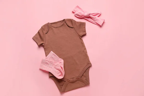 Baby Kläder Och Strumpor Färg Bakgrund — Stockfoto