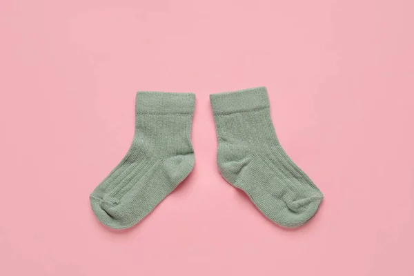 Chaussettes Bébé Sur Fond Couleur — Photo