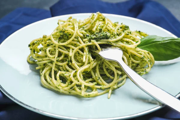 Tallrik Med God Pesto Pasta Bordet Närbild — Stockfoto