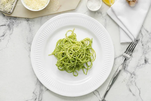 Placa Con Sabrosa Pasta Pesto Sobre Fondo Blanco — Foto de Stock