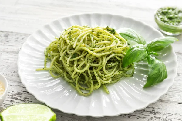 Plato Con Sabrosa Pasta Pesto Mesa — Foto de Stock