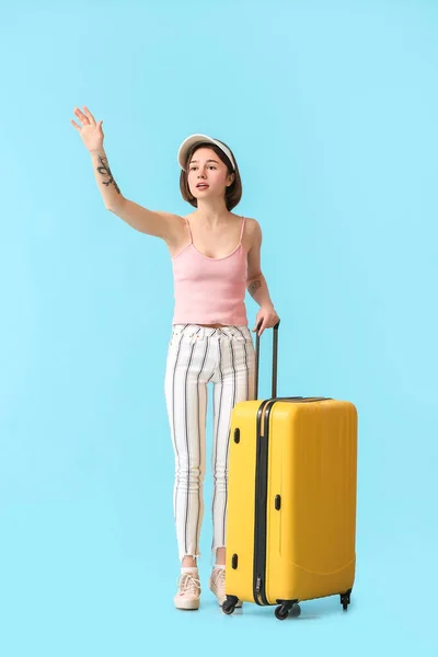 Young Woman Suitcase Hitchhiking Color Background — Stock Photo, Image