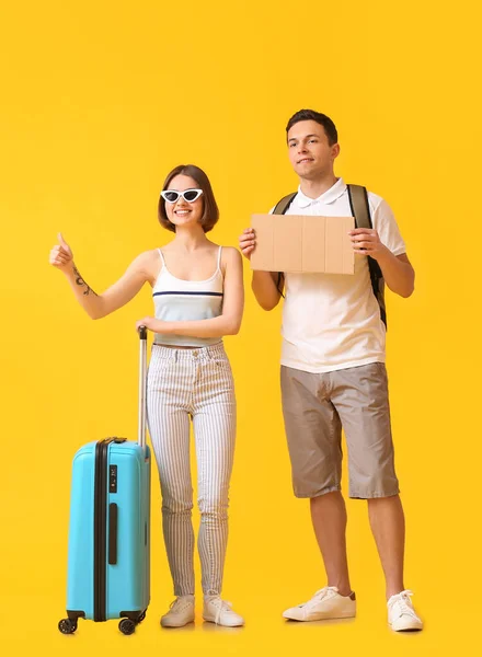 Young Couple Cardboard Suitcase Hitchhiking Color Background — Stock Photo, Image