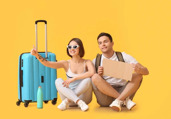 Young Couple Cardboard Suitcase Hitchhiking Color Background — Stock Photo, Image