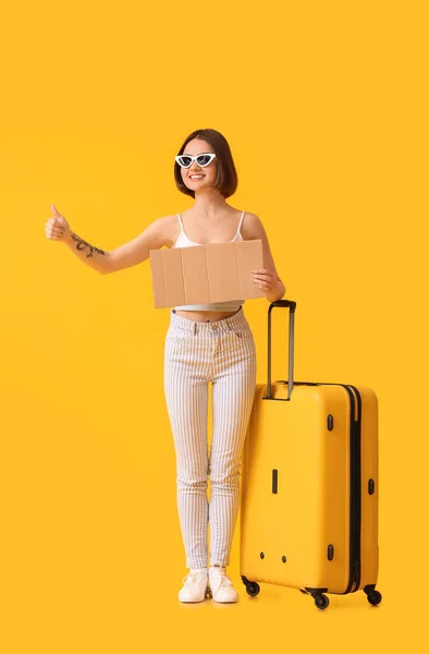 Young Woman Cardboard Hitchhiking Color Background — Stock Photo, Image