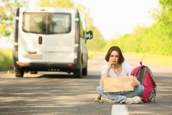 Upset Young Woman Cardboard Hitchhiking Road — Stock Photo, Image