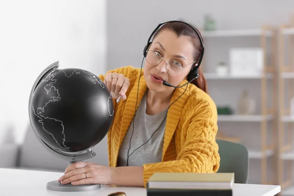 Teacher Conducting Geography Lesson Online — Stock Photo, Image