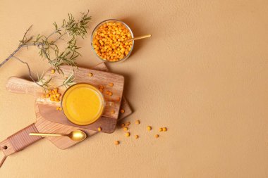 Arka planda bir bardak sağlıklı deniz dikenli çay.