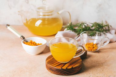 Bir fincan sağlıklı deniz dikenli çay.