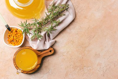 Arka planda bir bardak sağlıklı deniz dikenli çay.