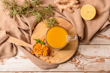 Bir fincan sağlıklı deniz dikenli çay.