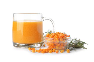 Beyaz arka planda bir bardak sağlıklı deniz dikenli çay.