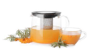 Beyaz arka planda sağlıklı deniz dikenli çay demliği.