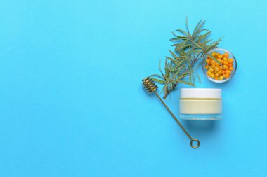 Arka planda sağlıklı deniz dikenli krem kavanozu