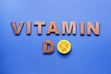 Renk arkaplanı haplı VITAMIN D metni
