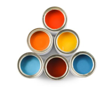 Beyaz arkaplanda boya kutuları