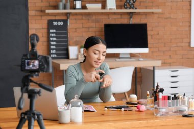 Asyalı güzellik blogcusu evde video kaydediyor