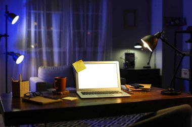 Akşamları serbest çalışanların modern işyeri