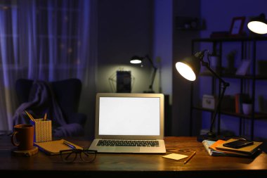 Akşamları serbest çalışanların modern işyeri