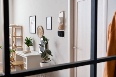 Modern iş yeri ve resimli şık bir oda.