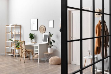 Modern iş yeri ve resimli şık bir oda.