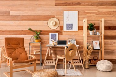 Modern iş yeri ve resimli şık bir oda.