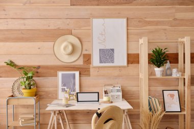 Modern iş yeri ve resimli şık bir oda.