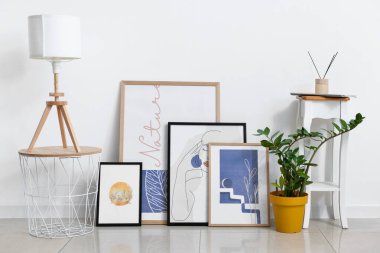 Işık duvarının yanında şık resimler ve masalar