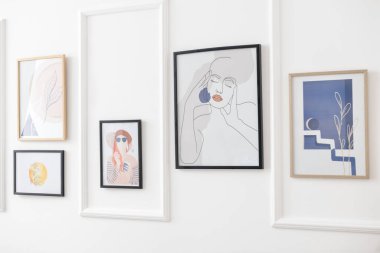 Işık duvarında asılı şık resimler