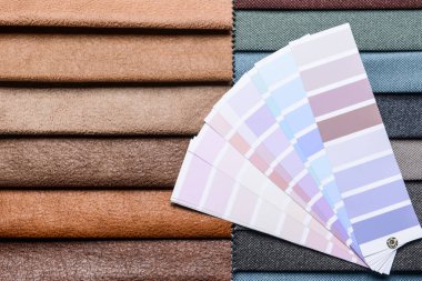 Kumaş örneklerinde renk paletlerini boya