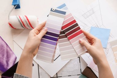 Açık arkaplanda boya rengi paletleri olan kadın