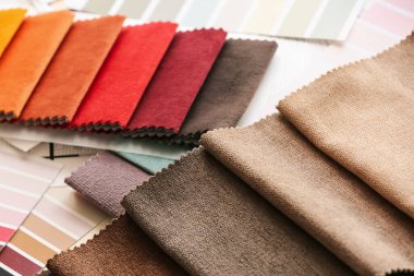 Işık arkaplanındaki kumaş örnekleri, yakın plan