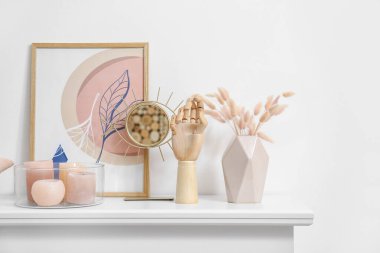 Odanın şömine rafındaki tahta el ve ayna.