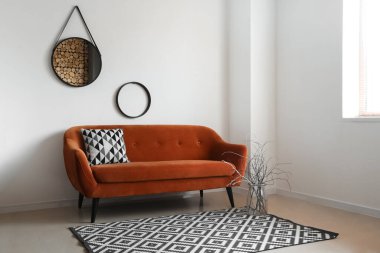 Aynalı şık bir oturma odası.