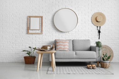 Aynalı şık bir oturma odası.