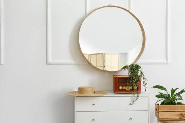 Aynalı şık bir oturma odası.