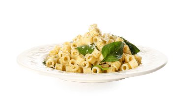 Beyaz arka planda lezzetli makarna ve ıspanak tabağı.