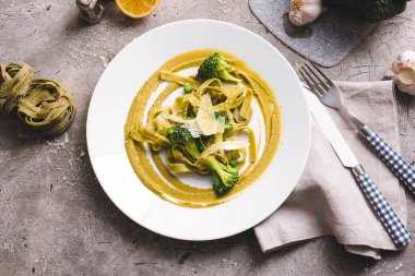 Masada lezzetli makarna ve sebze tabağı.