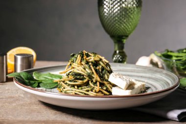 Masada lezzetli makarna ve ıspanak tabağı.