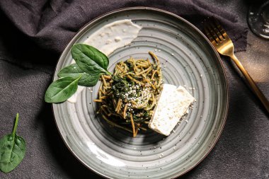 Masada lezzetli makarna ve ıspanak tabağı.
