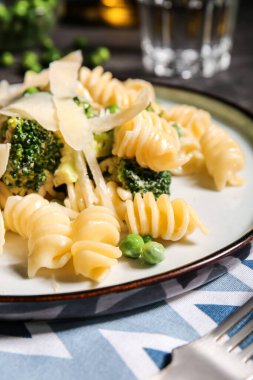 Masada lezzetli makarna ve sebze tabağı, yakın plan.