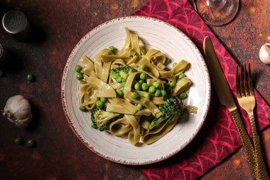 Masada lezzetli makarna ve sebze tabağı.