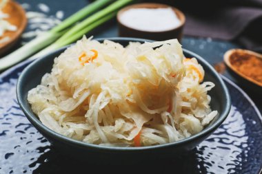 Lezzetli lahana turşulu kase.