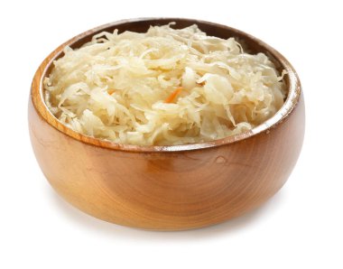 Beyaz arka planda lezzetli lahana turşusu ile kase