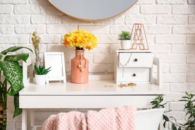 Masadaki güzel narsisli çiçek buketi