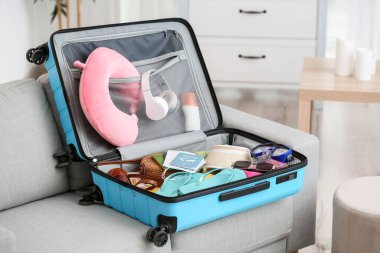 Odadaki eşyaların olduğu bavul.