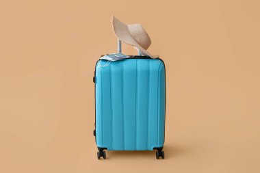 Bağışıklık pasaportlu bavul, tıbbi maskeler ve renkli şapka.