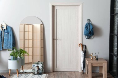 Aynalı modern koridorun şık iç tasarımı