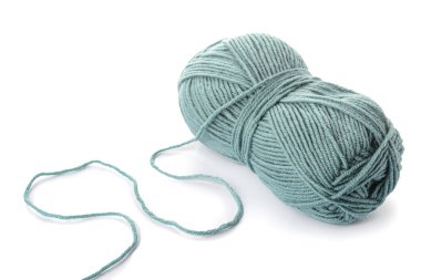 Beyaz arka planda örgü ipliği